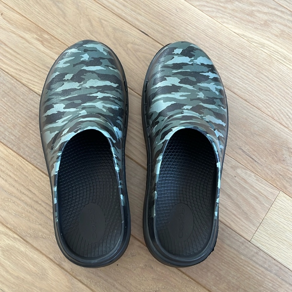 Oofos clogs